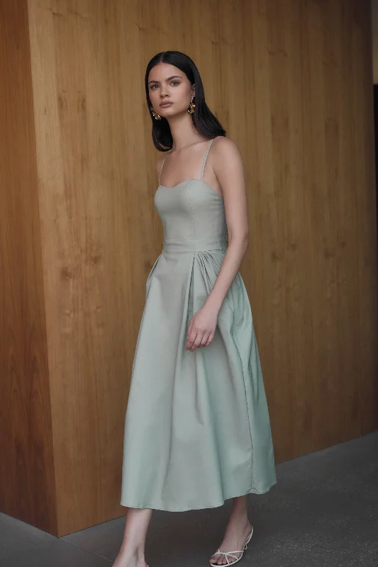 Midi dresses with embroidered accents for a unique and detailed design Rebecca Cotton Midi Dress - Basil Midi dresses with embroidered accents for a unique and detailed design Rebecca Cotton Midi Dress - Basil