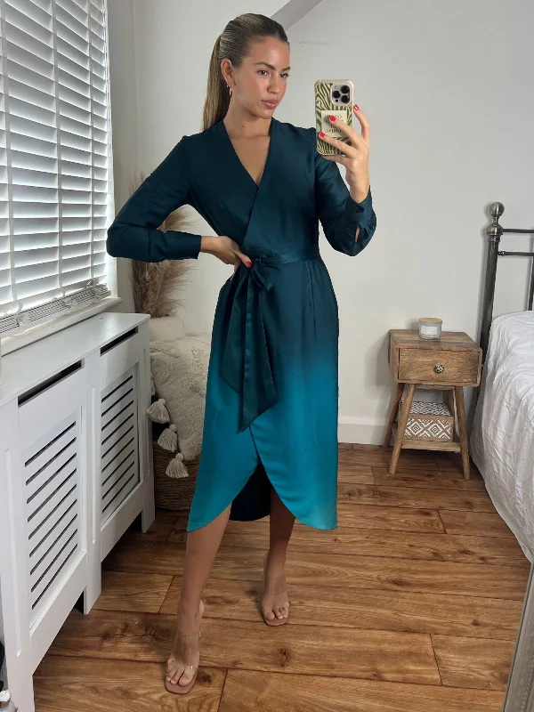 Midi dresses with ruched bodices for a feminine and fitted feel Fergie Reversible 2 in 1 Wrap Midi Dress / Green Ombre Midi dresses with ruched bodices for a feminine and fitted feel Fergie Reversible 2 in 1 Wrap Midi Dress / Green Ombre