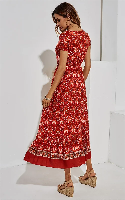 Velvet midi dresses in jewel tones for a glamorous winter event Goldenes, gestuftes Midikleid mit Blumendruck in Rot Velvet midi dresses in jewel tones for a glamorous winter event Goldenes, gestuftes Midikleid mit Blumendruck in Rot