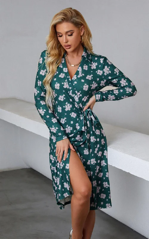 Midi dresses with tiered skirts for a bohemian festival look Langärmliges Wickelkleid mit waldgrünem und silbernem Aufdruck Midi dresses with tiered skirts for a bohemian festival look Langärmliges Wickelkleid mit waldgrünem und silbernem Aufdruck
