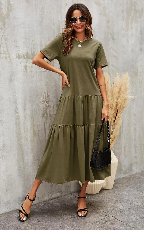 Midi dresses with ribbed textures for a unique and tactile appearance Abgestuftes Midi-Oversize-T-Shirt-Kleid in Olivgrün Midi dresses with ribbed textures for a unique and tactile appearance Abgestuftes Midi-Oversize-T-Shirt-Kleid in Olivgrün