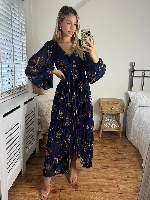 Midi dresses with one - shoulder designs for a modern and asymmetric style Toni Long Sleeved Pleated Maxi Dress / Navy Floral
