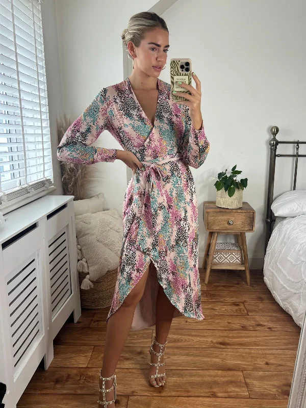 Midi dresses with belted waists to accentuate the figure Fergie Reversible 2 in 1 Wrap Midi Dress / Animal Print Midi dresses with belted waists to accentuate the figure Fergie Reversible 2 in 1 Wrap Midi Dress / Animal Print