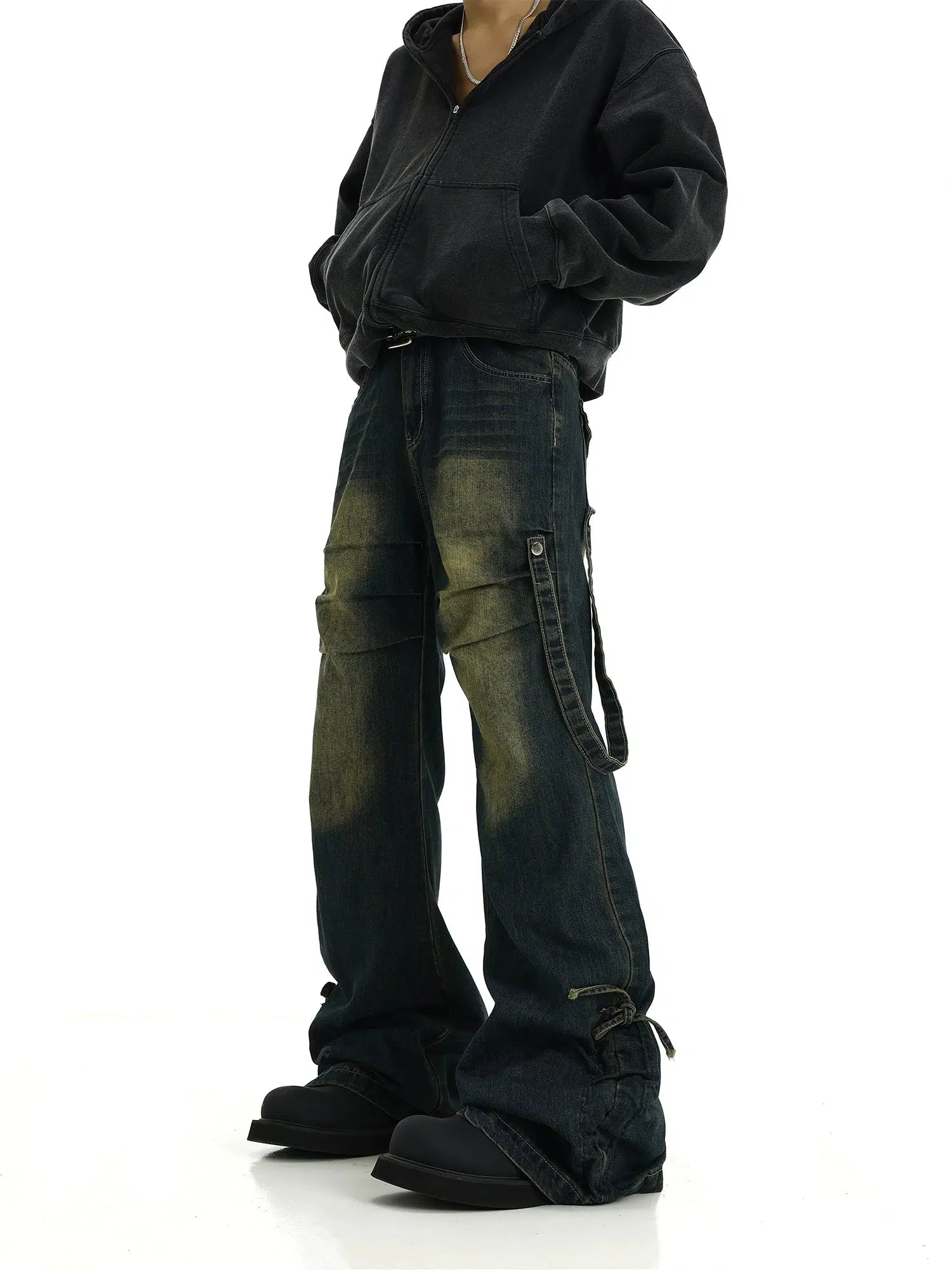Acid - wash women jeans with a retro finishCargo Style Distressed Jeans