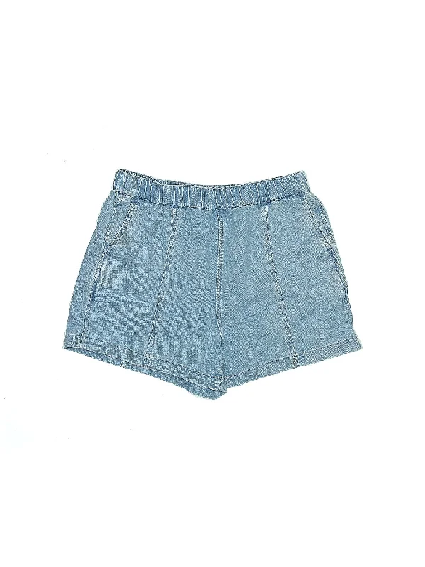 Plus Size Women's Denim Bermuda Shorts in Dark Wash for a Classic and Sophisticated StyleElastic Denim Shorts in Light Wash Plus Size Women's Denim Bermuda Shorts in Dark Wash for a Classic and Sophisticated StyleElastic Denim Shorts in Light Wash