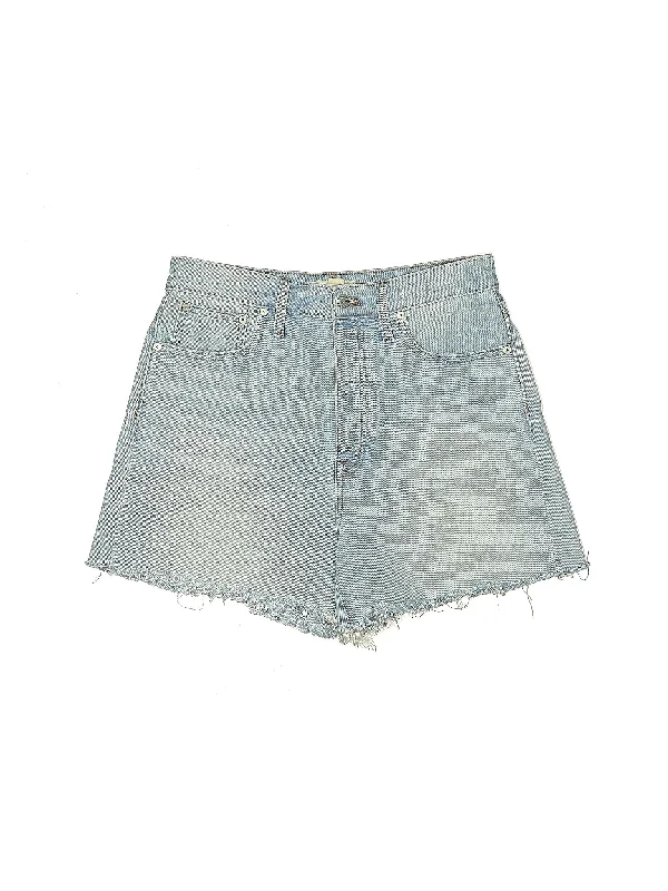 Women's Leather - Look Faux Leather Shorts in Black for an Edgy and Bold AppearanceHigh-Rise Denim Shorts in Light Wash