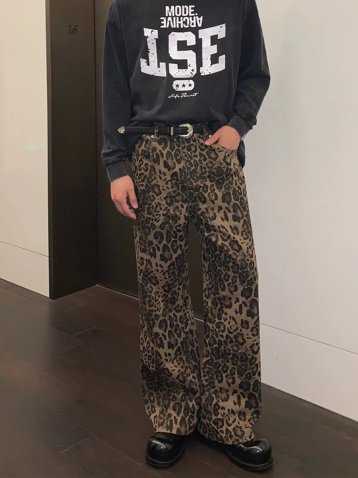 Mom jeans for a nostalgic and casual lookLeopard Print Straight-leg Jeans