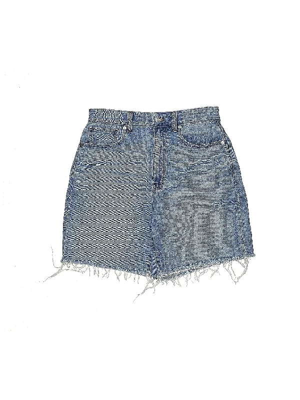 Plus Size Women's Elastic Waistband Linen Shorts in Navy Blue for a Comfortable Everyday OptionMid-Rise Denim Shorts in Medium Wash