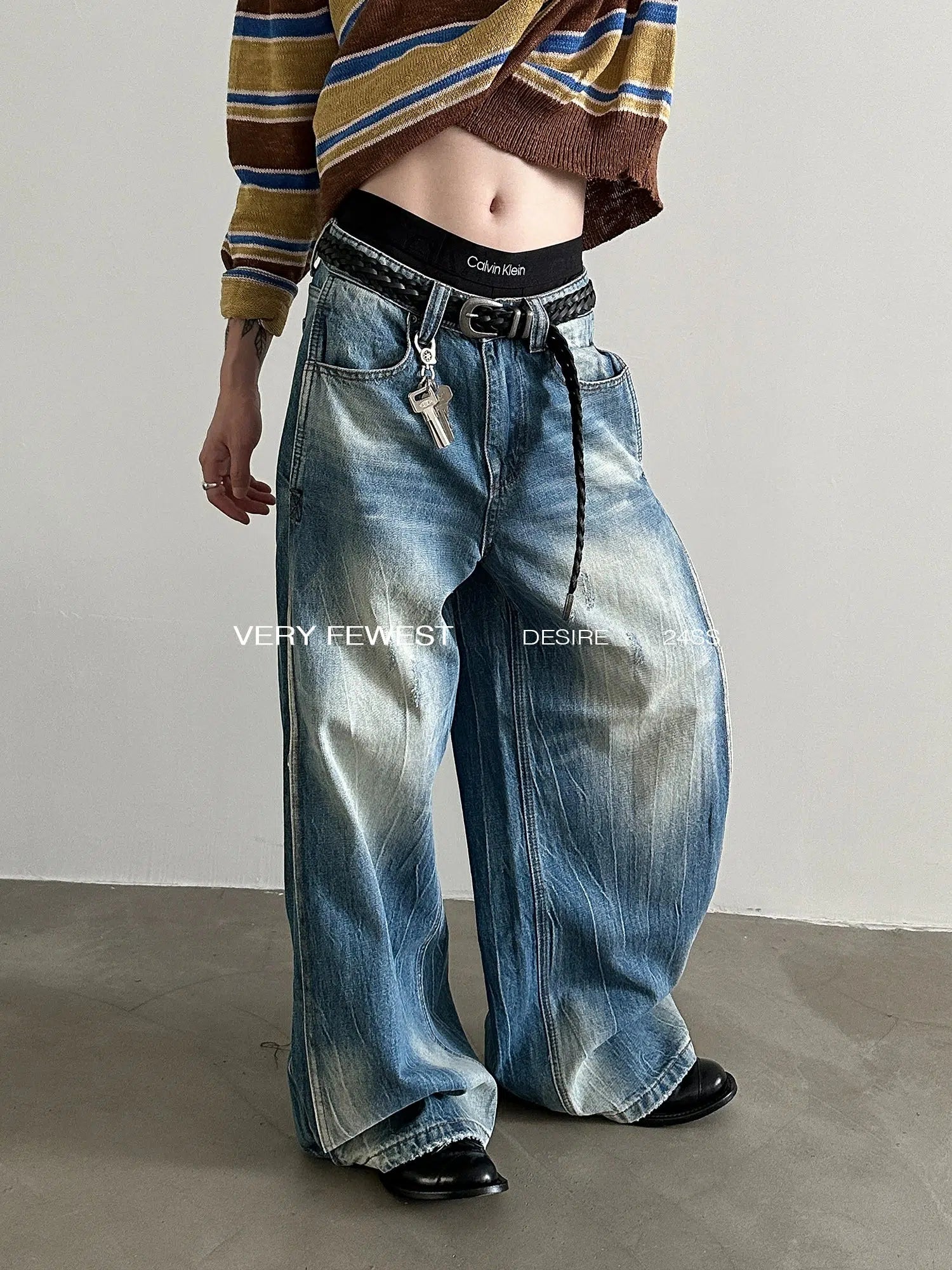 Wide - leg women jeans for a modern and relaxed vibeVintage Washed Distressed Baggy Jeans