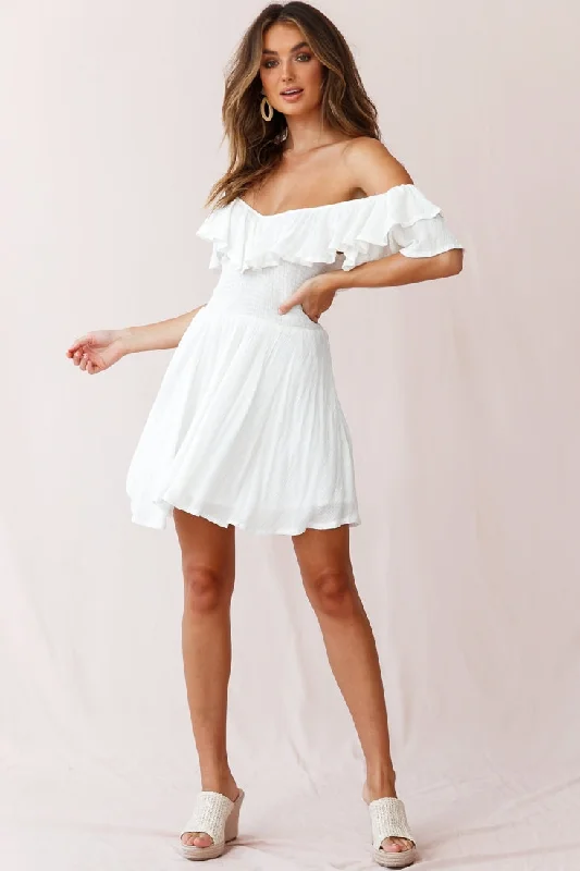 Empire Waist Women Dress to Accentuate the Bust and Conceal the WaistAkira Chiffon Dinner Date Dress White