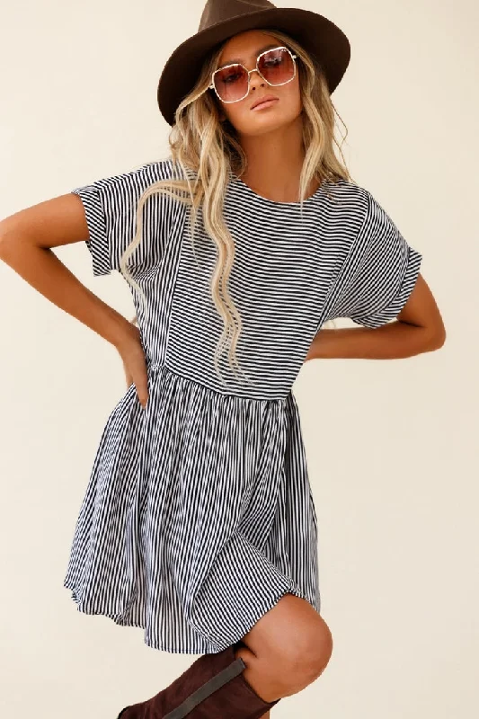 Off - the - Shoulder Women Dress for a Romantic and Feminine LookCannes Striped Day Dress Black
