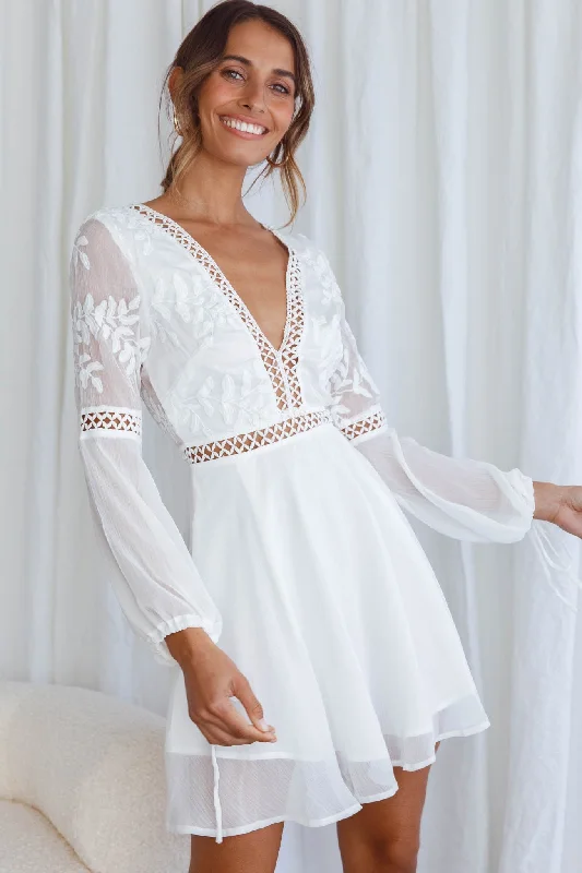 Maxi Women Dress with Floral Print for a Bohemian VibeCarson Crochet Bell Sleeve Dress White
