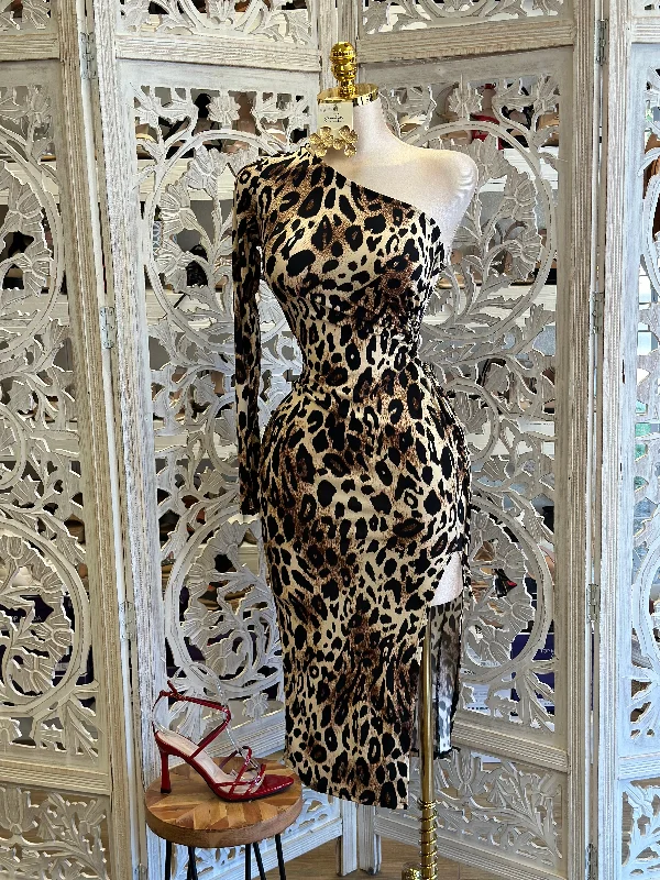 Plus Size Women Dress with a Flattering A - Line Cut for Comfort and StyleCheetah Print One Sleeve Dress- Stretchy, Estira