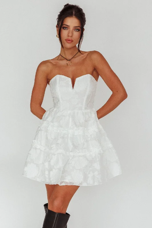 Empire Waist Women Dress to Accentuate the Bust and Conceal the WaistDemi Frill Trim Strapless Dress White
