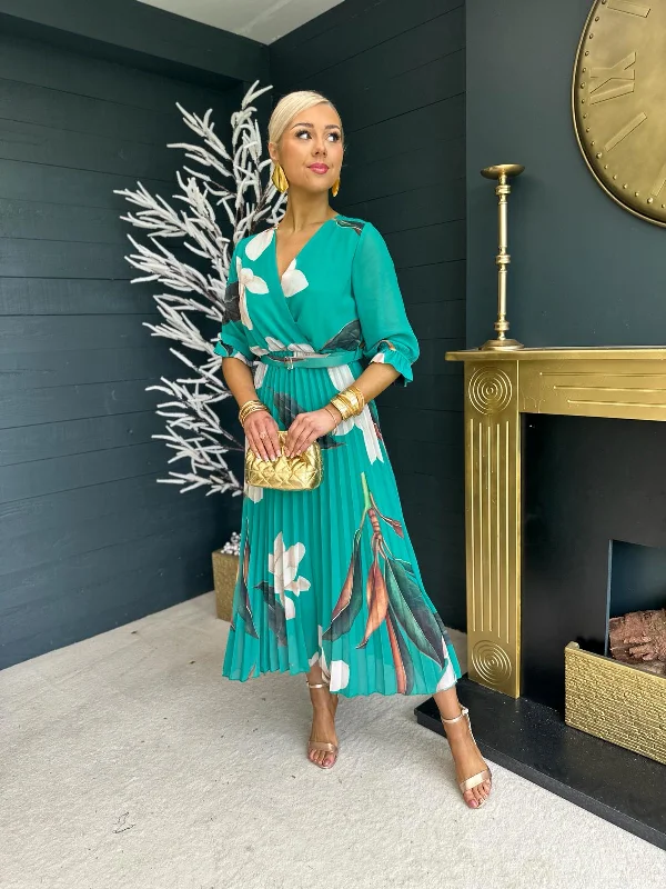 Printed Abstract Women Dress for a Modern and Artistic Appeal Printed Abstract Women Dress for a Modern and Artistic Appeal Dolores Pleated Midi Dress Green Printed Abstract Women Dress for a Modern and Artistic Appeal Printed Abstract Women Dress for a Modern and Artistic Appeal Dolores Pleated Midi Dress Green