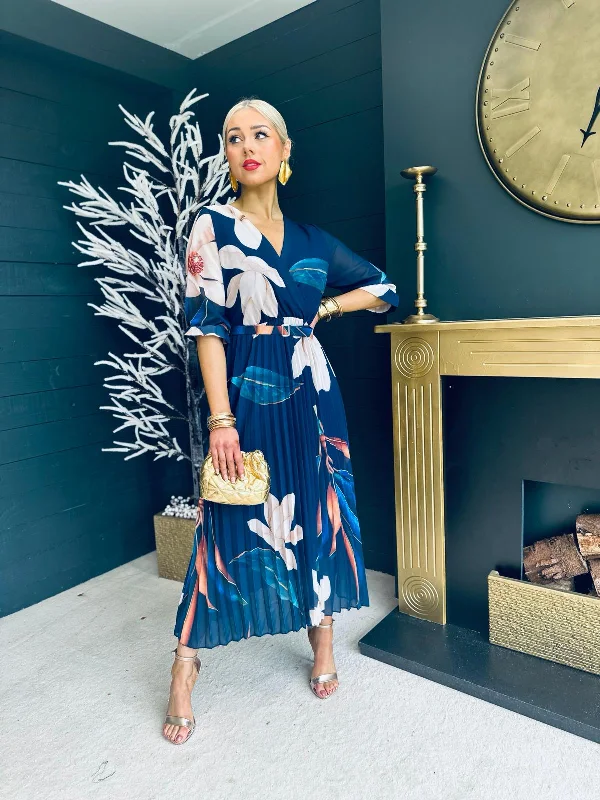 Long - Sleeve Women Dress in Velvet for a Luxurious Winter Look Long - Sleeve Women Dress in Velvet for a Luxurious Winter Look Dolores Pleated Midi Dress Navy