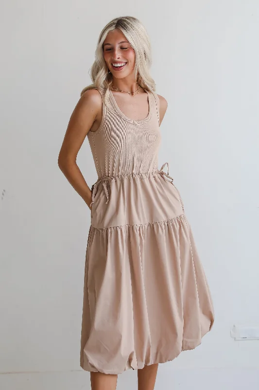 Midi dresses with printed lining for a hidden and stylish detailFINAL SALE - Darling Sophistication Taupe Contrast Midi Dress Midi dresses with printed lining for a hidden and stylish detailFINAL SALE - Darling Sophistication Taupe Contrast Midi Dress