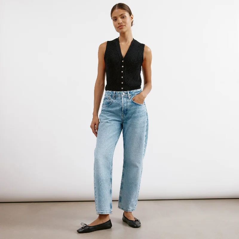 Sleeveless Denim Top for a Cool Summer LookLight Wash Relaxed Jeans