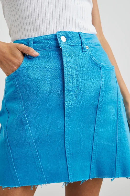 Denim Top with a Collared Neckline for a Preppy StyleBRENTWOOD SKIRT - AQUARIUS RAW HEM Denim Top with a Collared Neckline for a Preppy StyleBRENTWOOD SKIRT - AQUARIUS RAW HEM