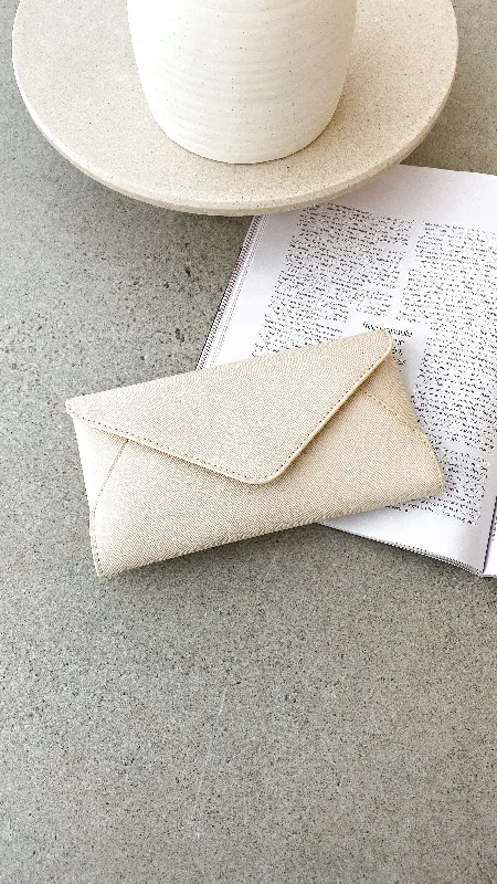 Oversized Denim Top for a Relaxed and Casual VibeCarmen Envelope Cross Body Bag - Cream Oversized Denim Top for a Relaxed and Casual VibeCarmen Envelope Cross Body Bag - Cream