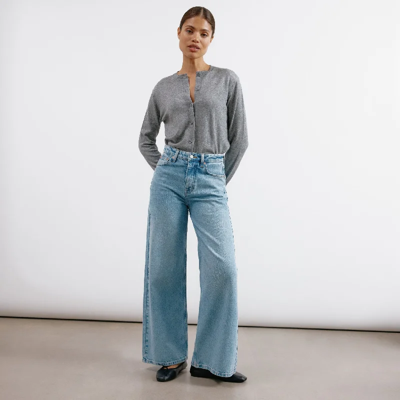 Sleeveless Denim Top for a Cool Summer LookLight Wash Full Length Wide Length Jeans