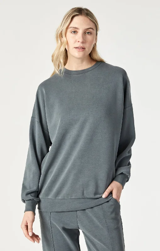 Distressed women jeans for a trendy and edgy lookOVERSIZED SWEATSHIRT IN URBAN CHIC