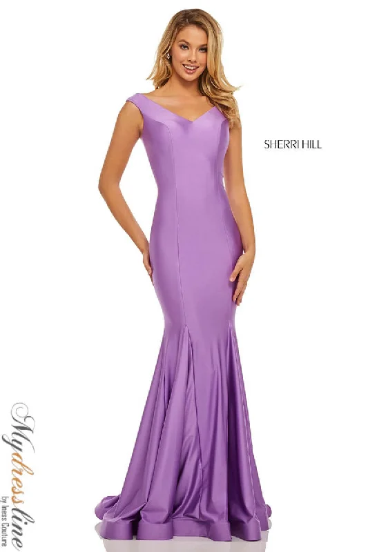 Prom dresses with side - slit pockets and solid - color fabrics for a practical and stylish formal lookSherri Hill 52783