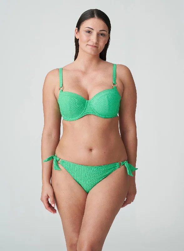 Lace - trimmed bikini for an elegant and romantic touchPrimaDonna Swimwear: Maringa Bikini Brief Lush Green Lace - trimmed bikini for an elegant and romantic touchPrimaDonna Swimwear: Maringa Bikini Brief Lush Green