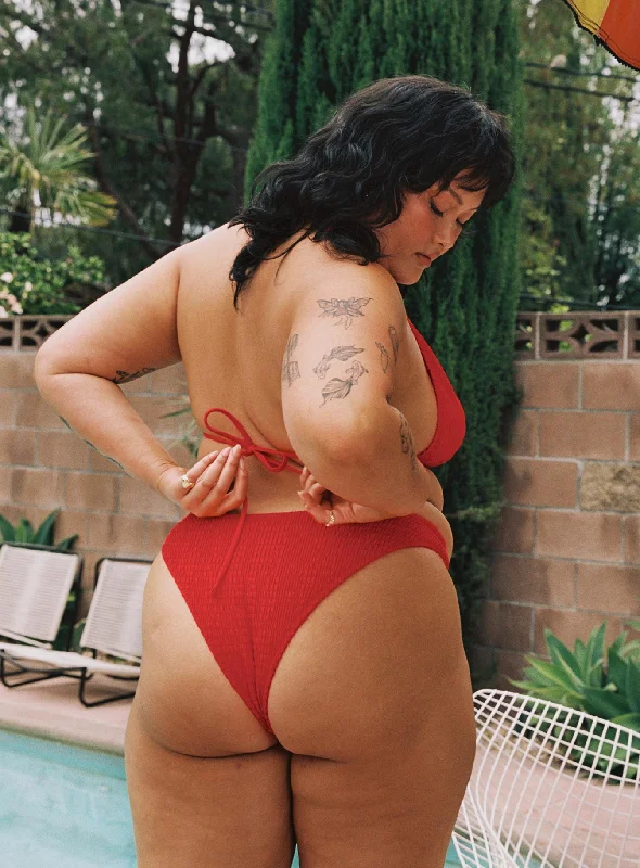 Push - up bikini top to enhance the bust for a confident beach appearanceBlanca Bikini Bottoms Red Curve Push - up bikini top to enhance the bust for a confident beach appearanceBlanca Bikini Bottoms Red Curve